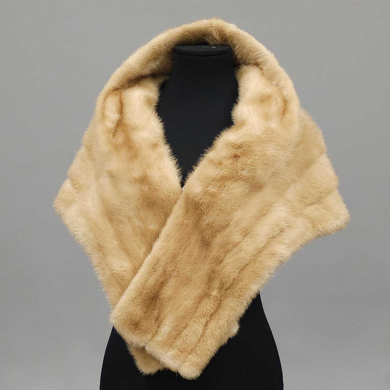 MINKSTOL I BEIGE FÄRG.