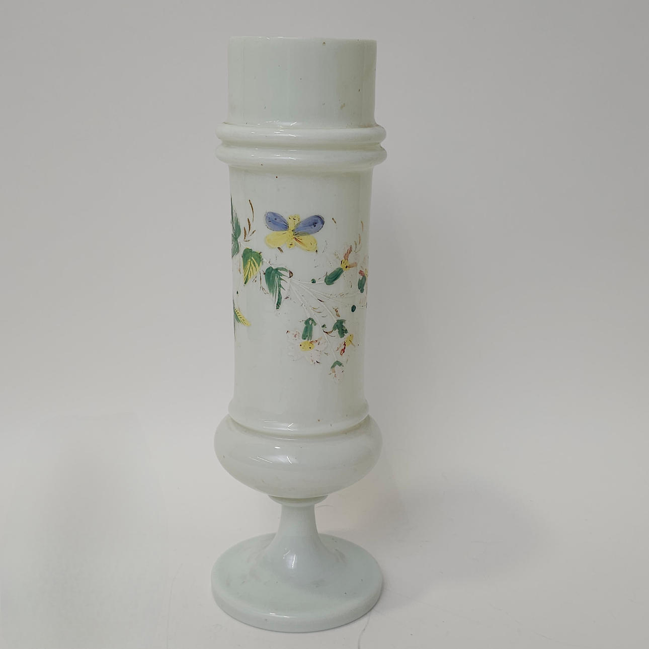 JARRÓN DE OPALINA CON MOTIVO DE FLORES. CIRCA 1900.