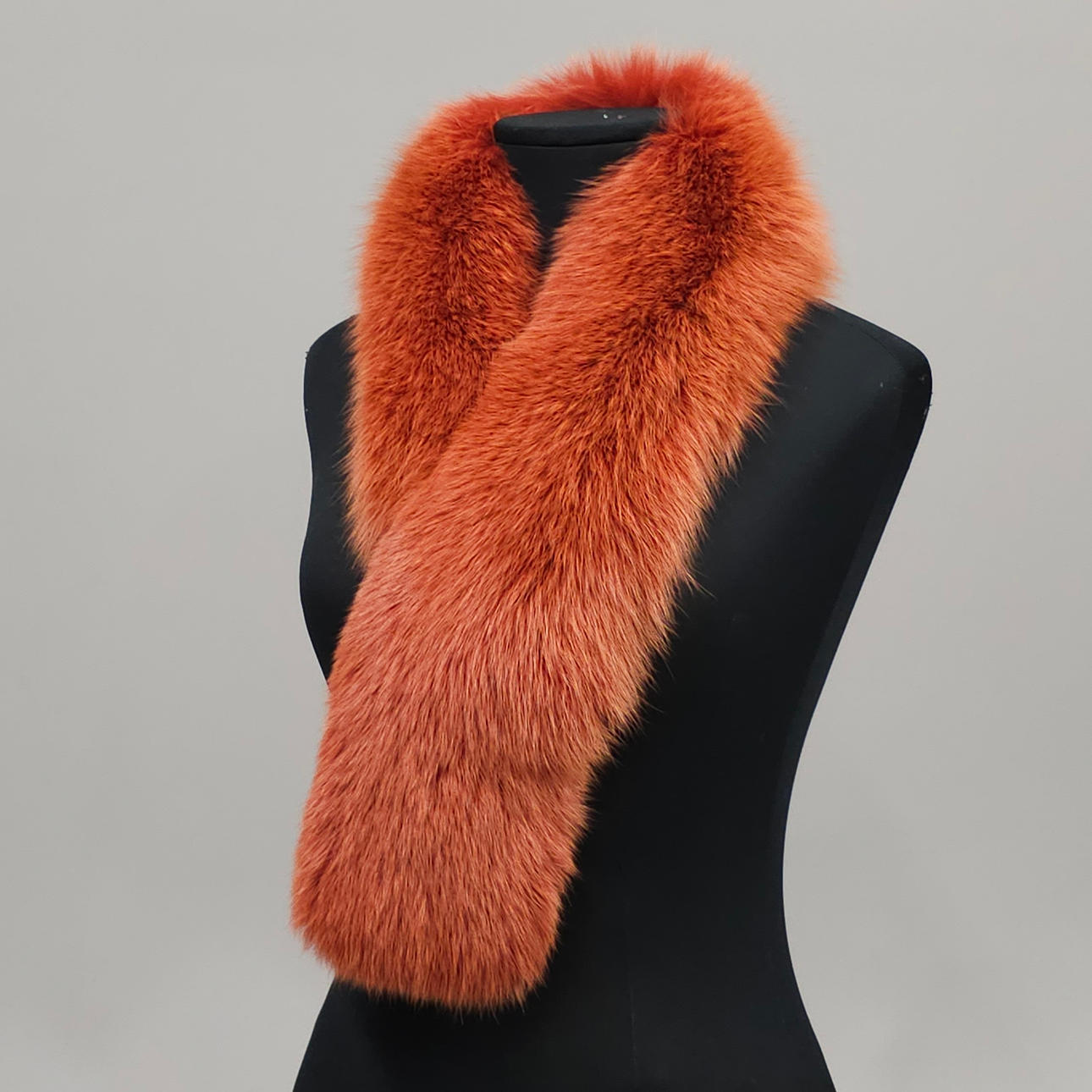 RÄVKRAGE I TERRAKOTTAFÄRG.