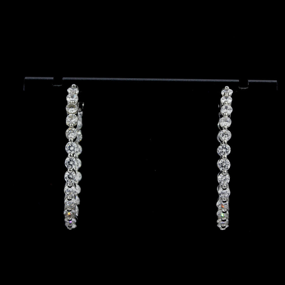 OHRRINGE AUS SILBER UND WEISSEM STEIN.