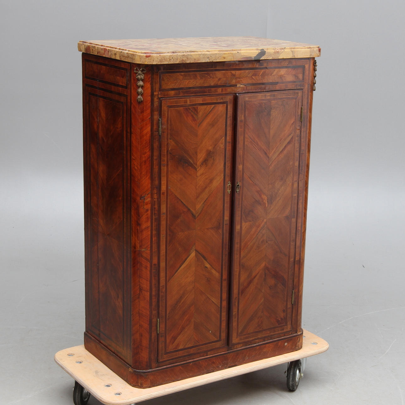 SKÅP med stenskiva, 1800-tal.