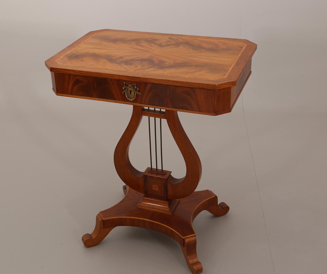 SYBORD med lyrfot, 1900-tal.