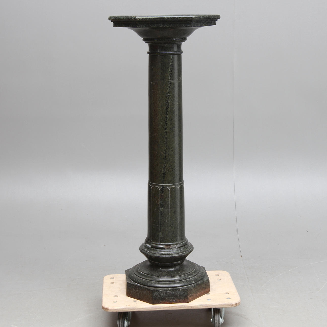 PIEDESTAL, grön serpentinsten, 1800-tal.