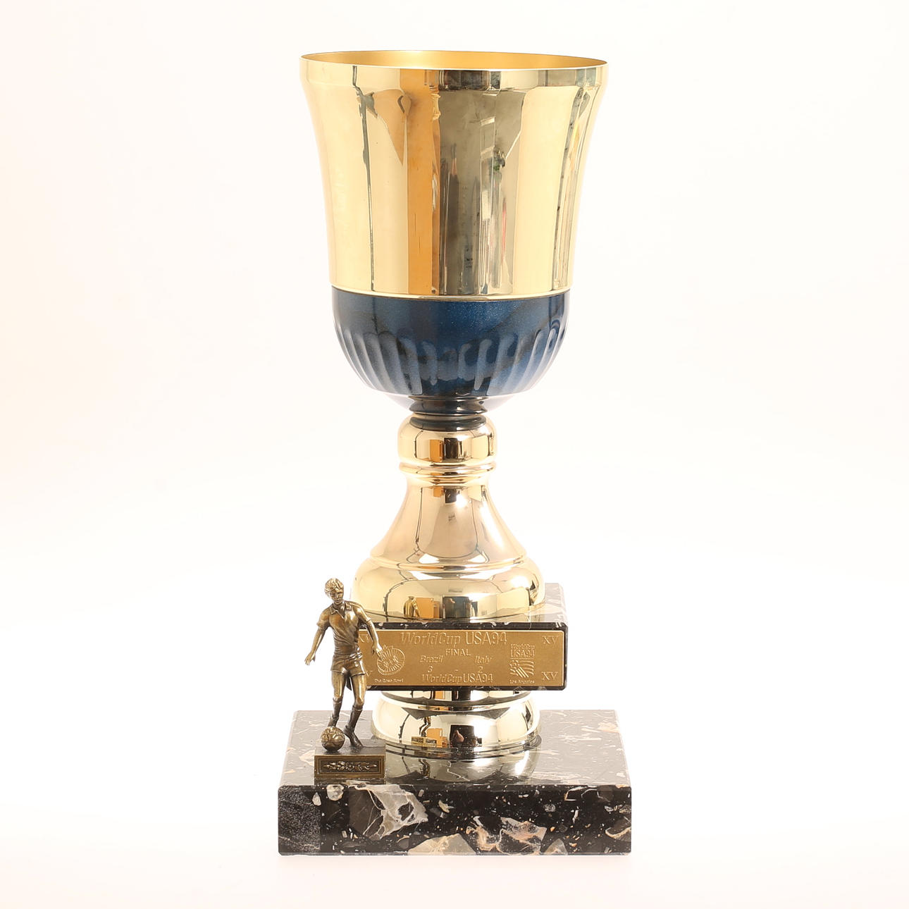 LASTA, metallia ja marmoria.