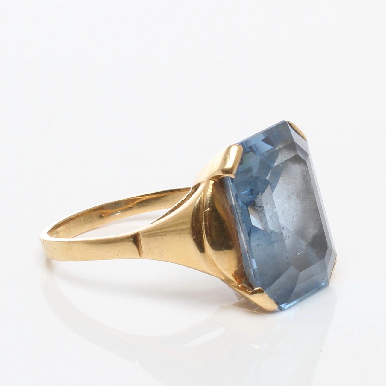 RING 18k guld med blå sten, svensk import, 1900-tal.