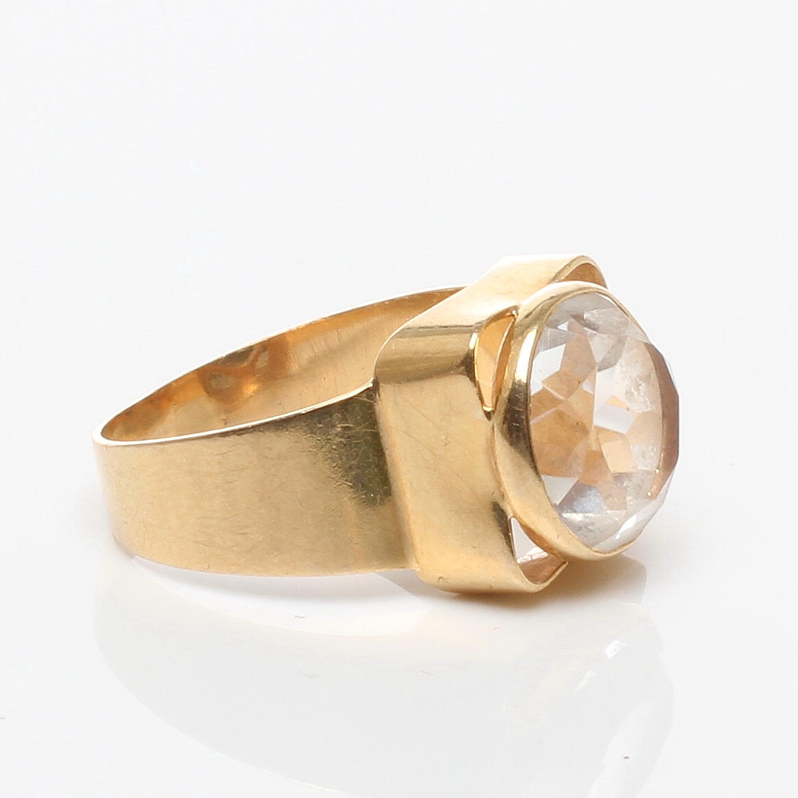 RING 18k guld med vit sten, otydlig mästarstämpel, 1969.