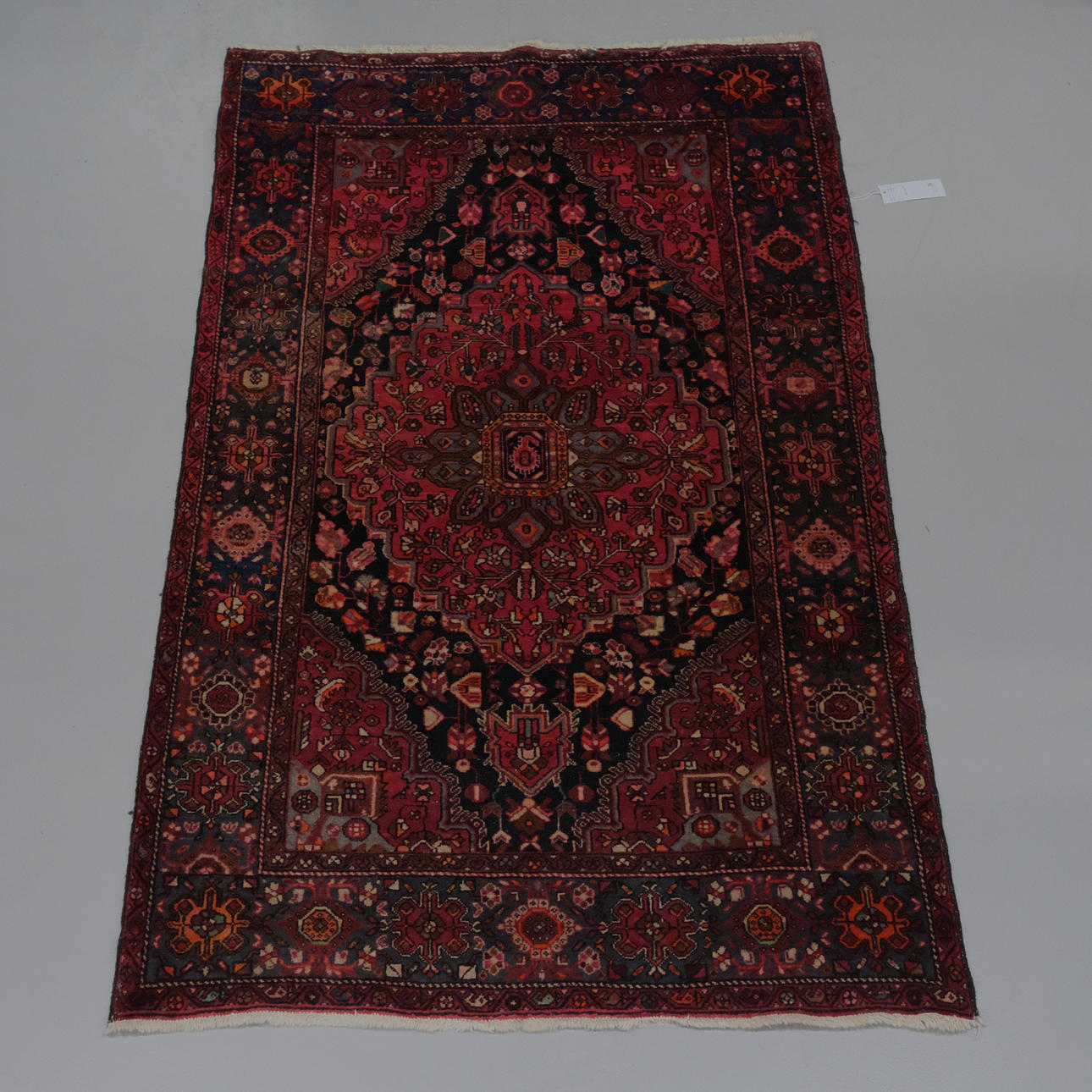 HANDKNUTEN MATTA. BAKHTIAR-STIL.