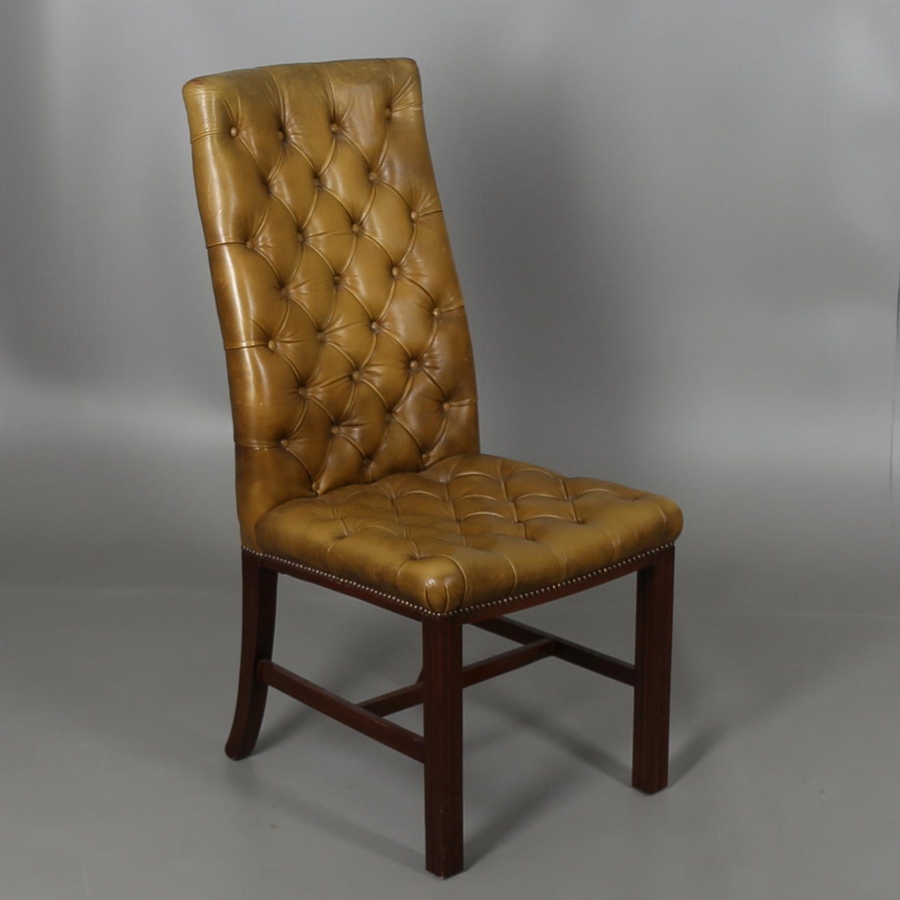 HÖGRYGGAD STOL med klädsel av grön galon.