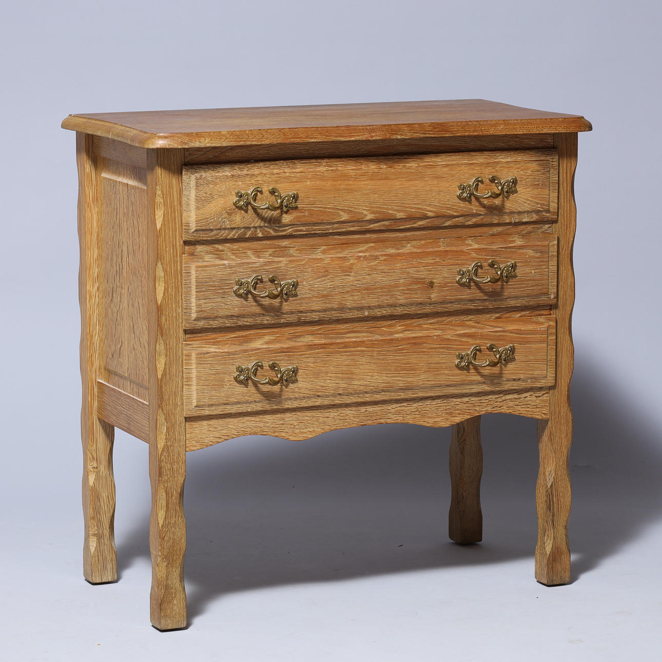 Kommode aus Eiche mit Schnitzereien im Kjærnulf-Stil.