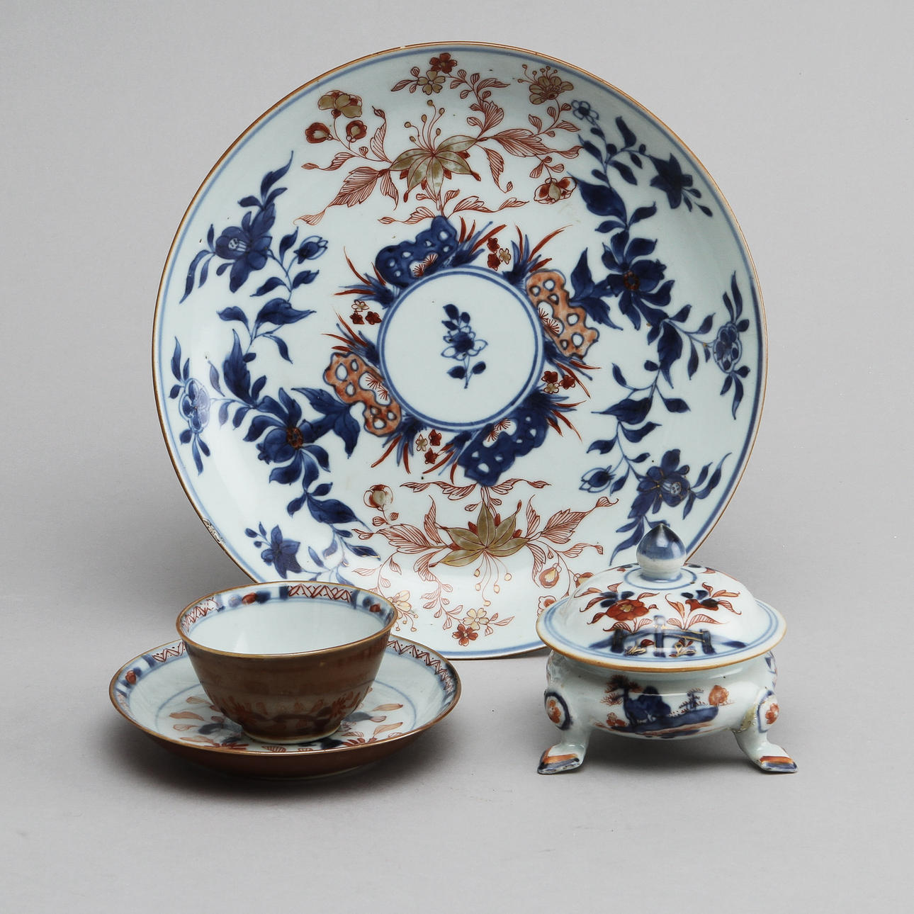 LOCKSKÅL, KOPP MED FAT samt FAT, porslin, Kina, 1700-tal.