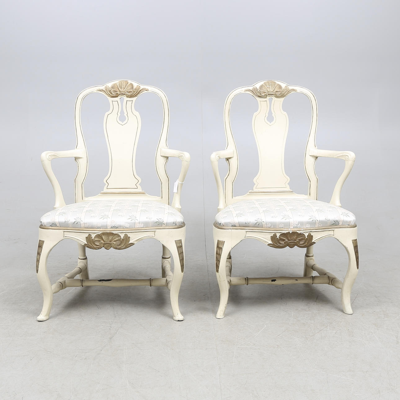 KARMSTOLAR, ett par, rokoko, 1700-tal.