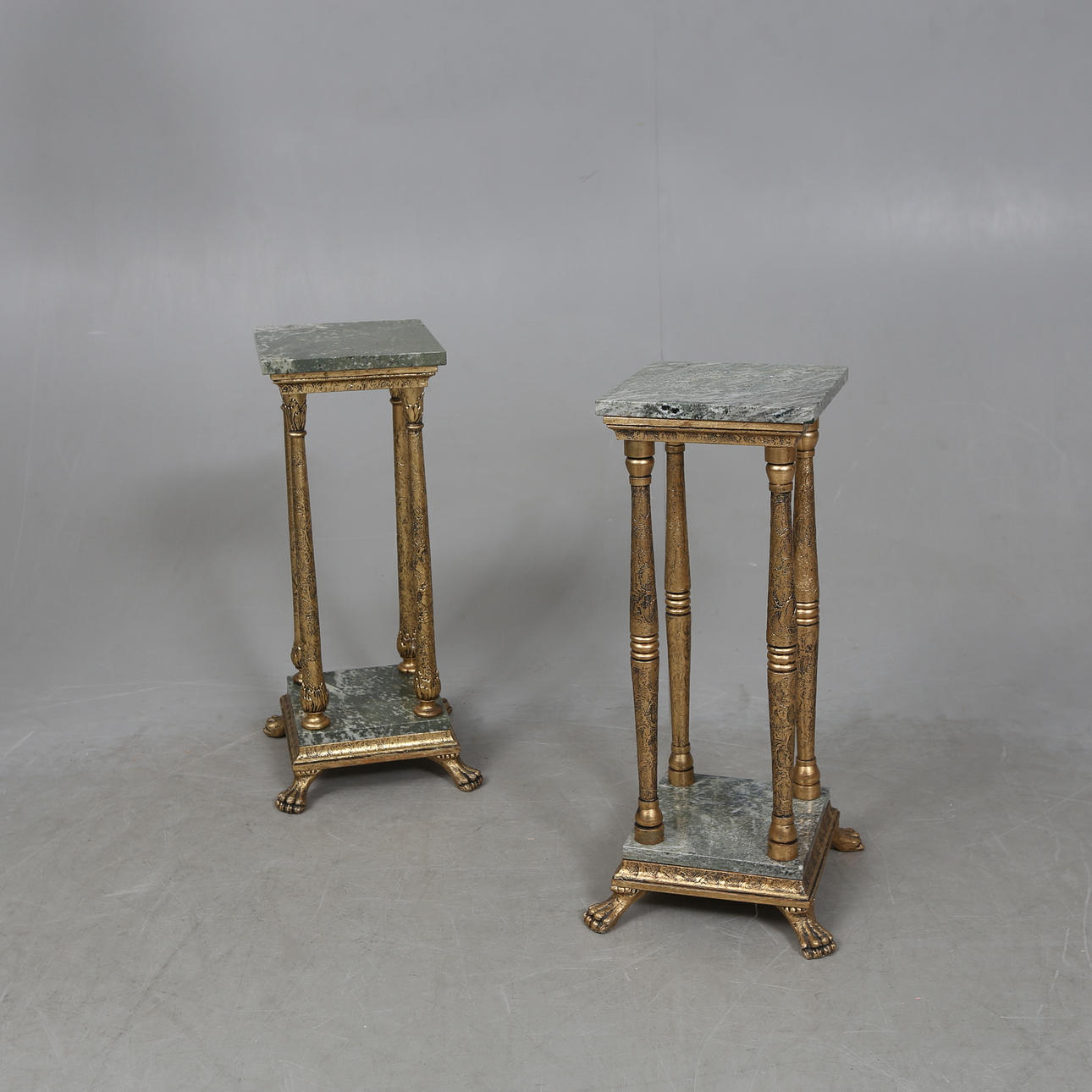 Dos pedestales de estilo imperio.