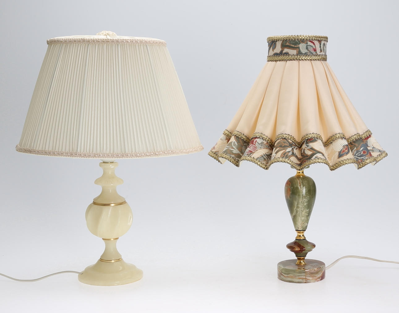 BORDSLAMPOR, 2 st, onyx samt alabaster, 1900-talets mitt.