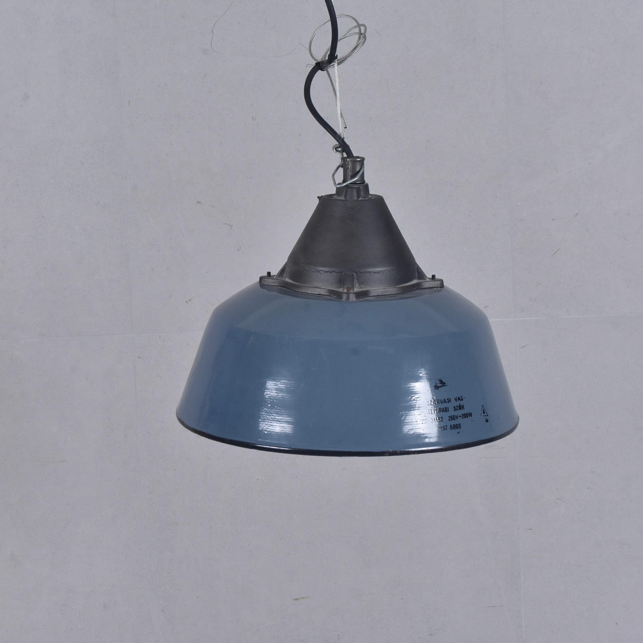 INDUSTRIELAMPE AUS EMAILLE, Mitte des 20. Jahrhunderts.