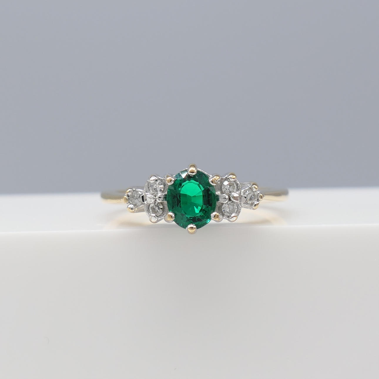 SMARAGD & DIAMANT RING.