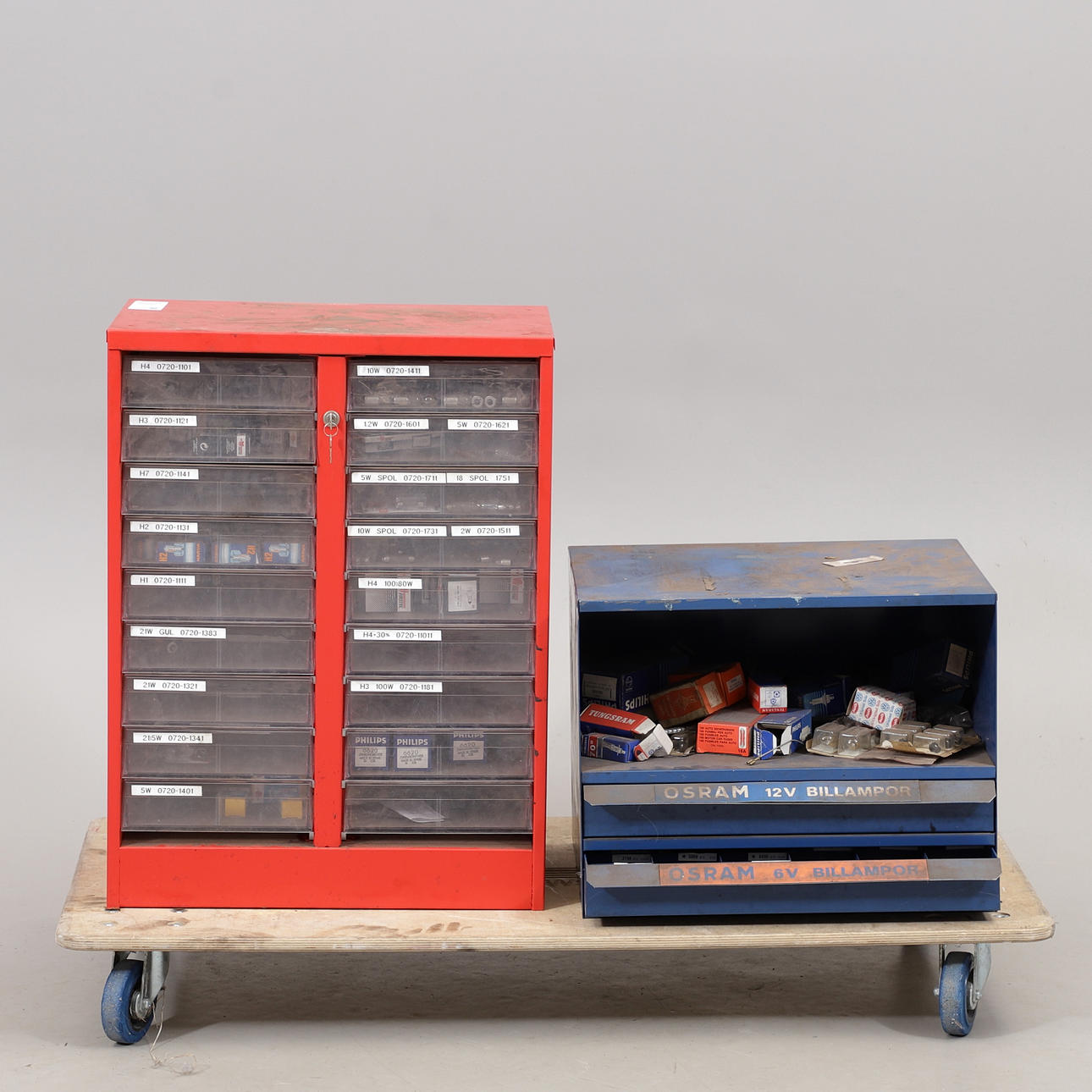 SORTIMENTSLÅDOR MED BILLAMPOR.