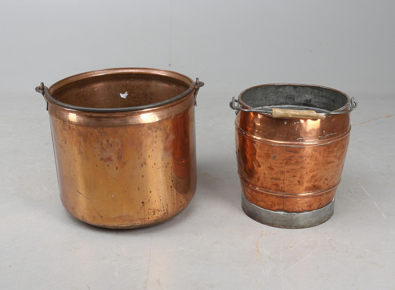 KOPPARHINKAR, två st, 18/1900-tal.