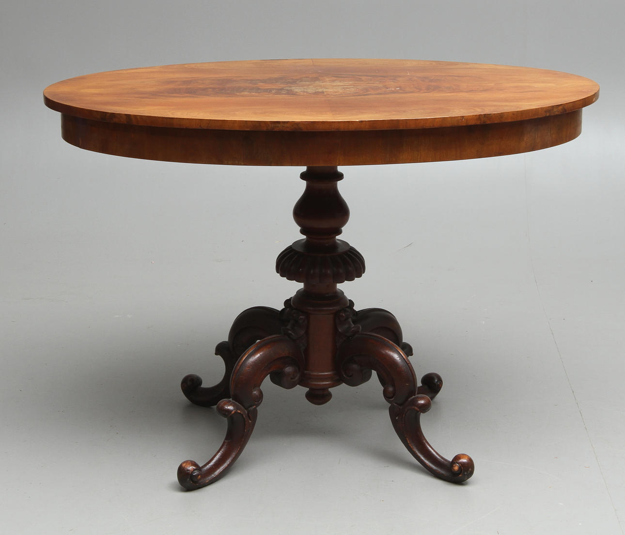 SALONGSBORD MED PELARFOT, 1800-tal.