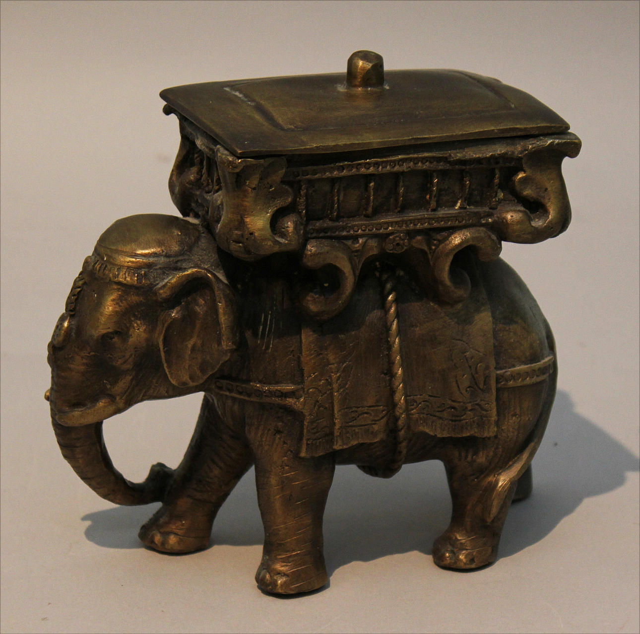 Elefant med ask. Mässing. Indien.