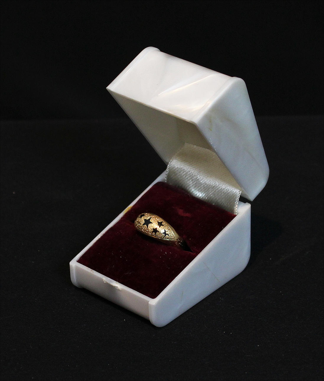 GULDRING med 6 granater . Totalvikt 1,1 gram.