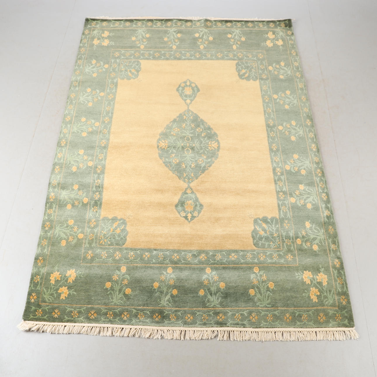 CARPET, Nepal, 253 x 172 cm.