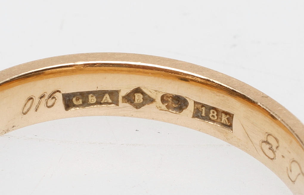 RING, 18k guld, med stenar, vikt ca 4,4 gr.