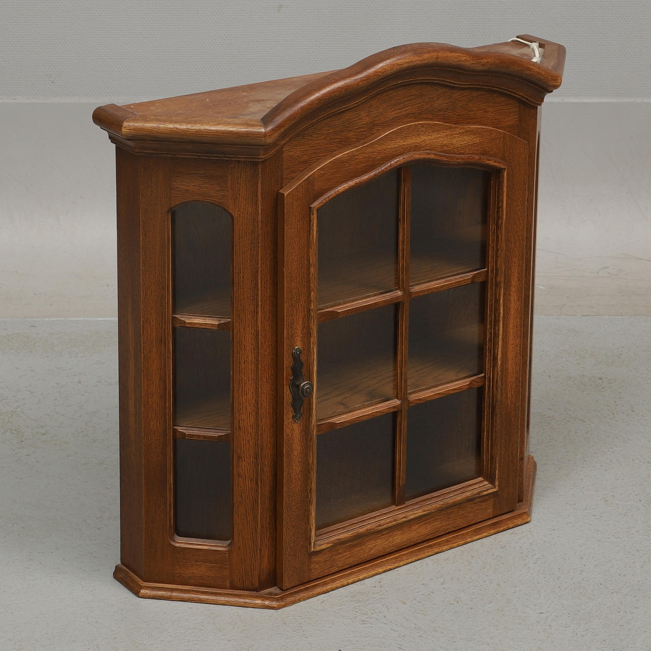 VITRINESKAB, træ/glas, væghængt, belysning, 20. århundrede.