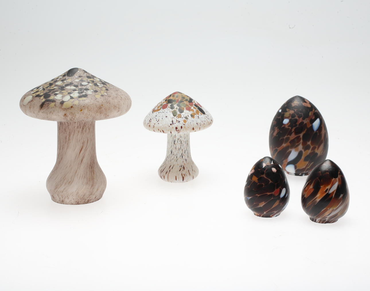 SVAMPAR och ÄGG, 5 delar, glas, Monica Backström.