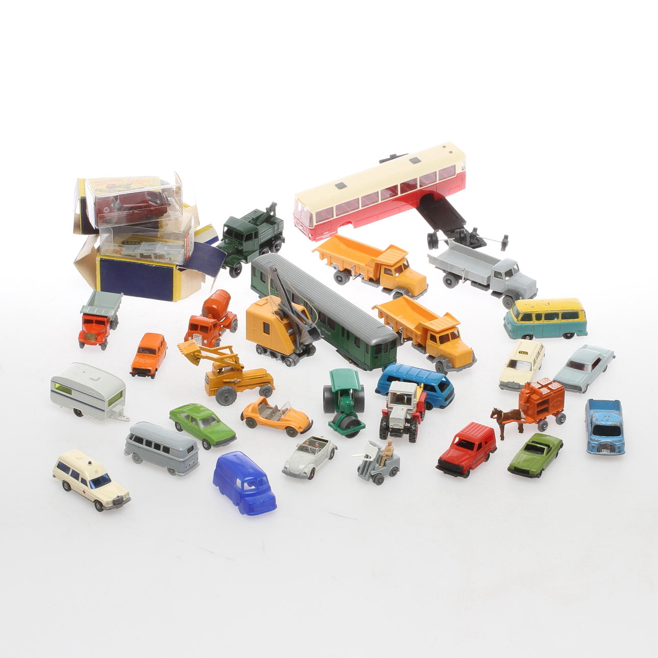 MODELLBILAR MATCHBOX, WIKING, LESNEY med flera, cirka 30 stycken delvis originalkartonger.
