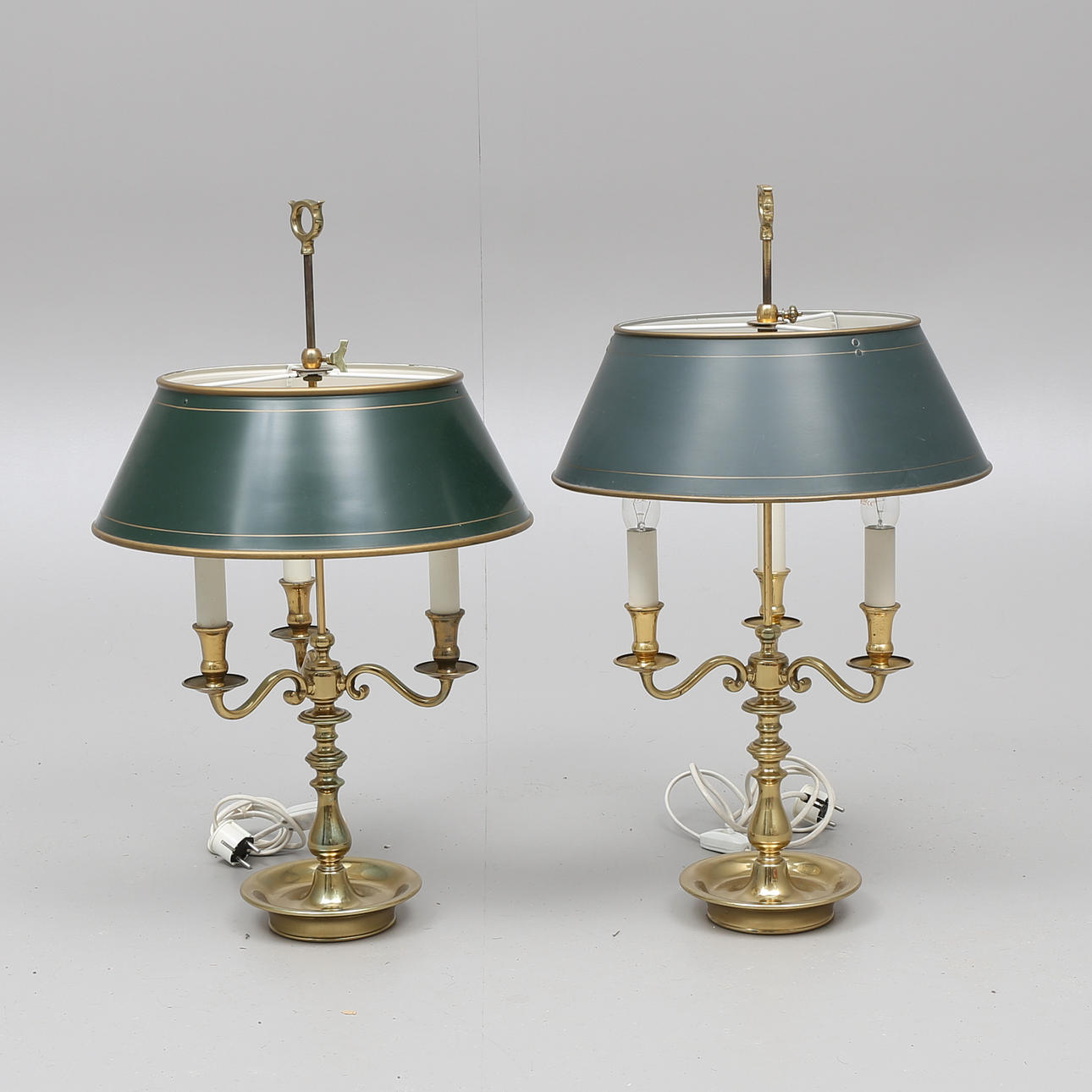 BORDSLAMPOR, ett par, mässing med plåtskärm, engelsk stil, 1900-tal.