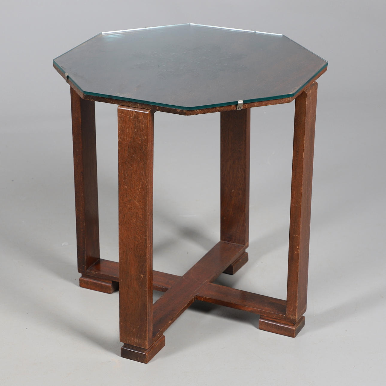 ETT ENSTAKA BORD I EK.