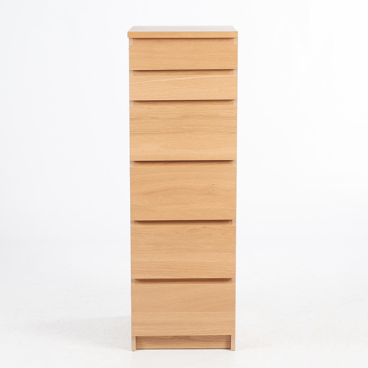 Un baúl de Còmoda, Malm, IKEA, Malm con espejo.