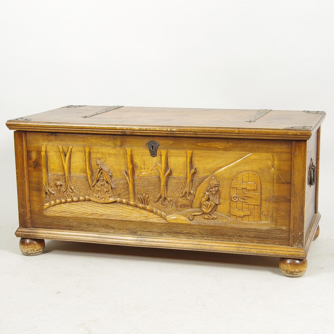 KISTA, snidad och betsad fur, 1900-tal.