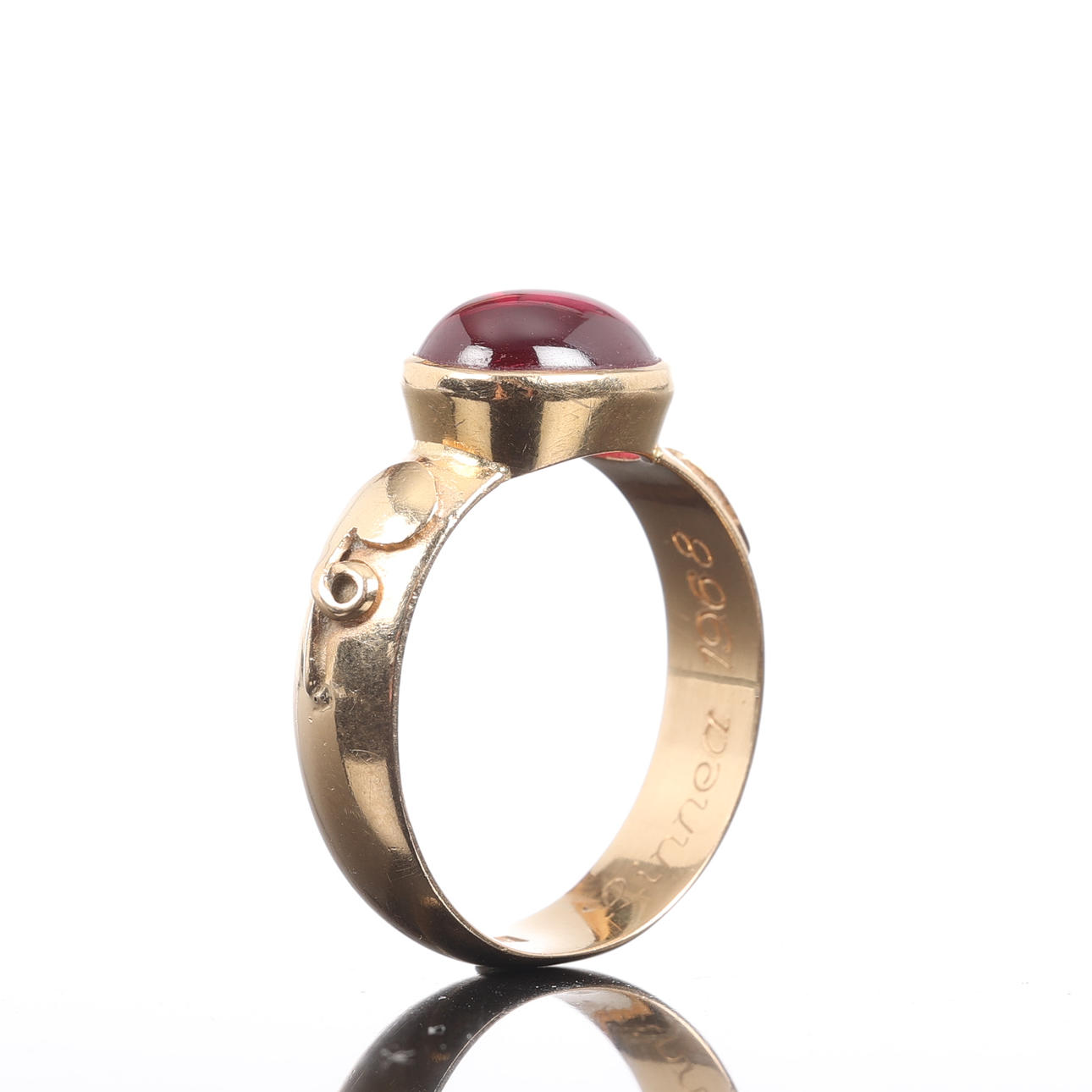 RING, 18 K Gold, roter Stein.