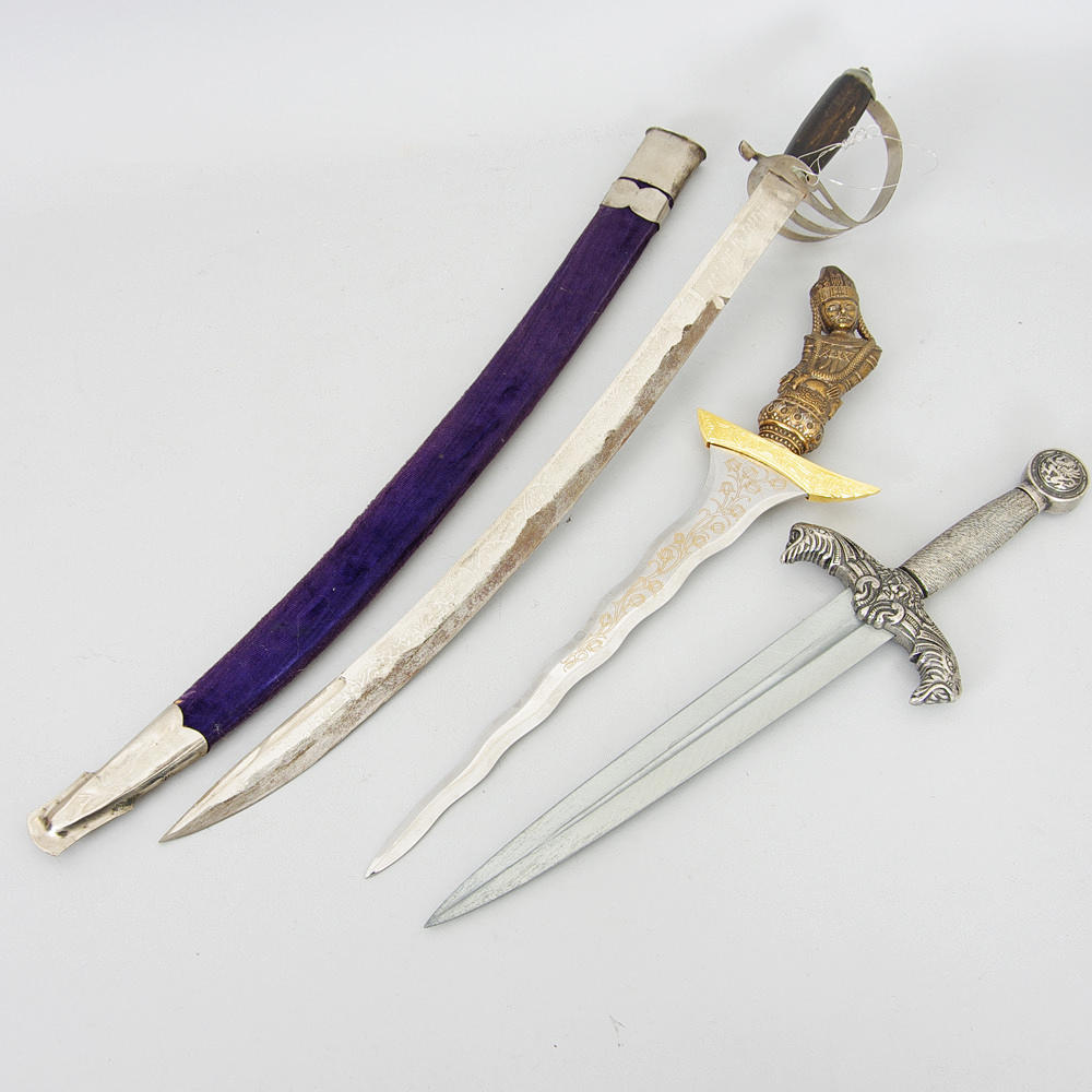 2 KNIVAR SAMT SVÄRD, bl.a. Kris.