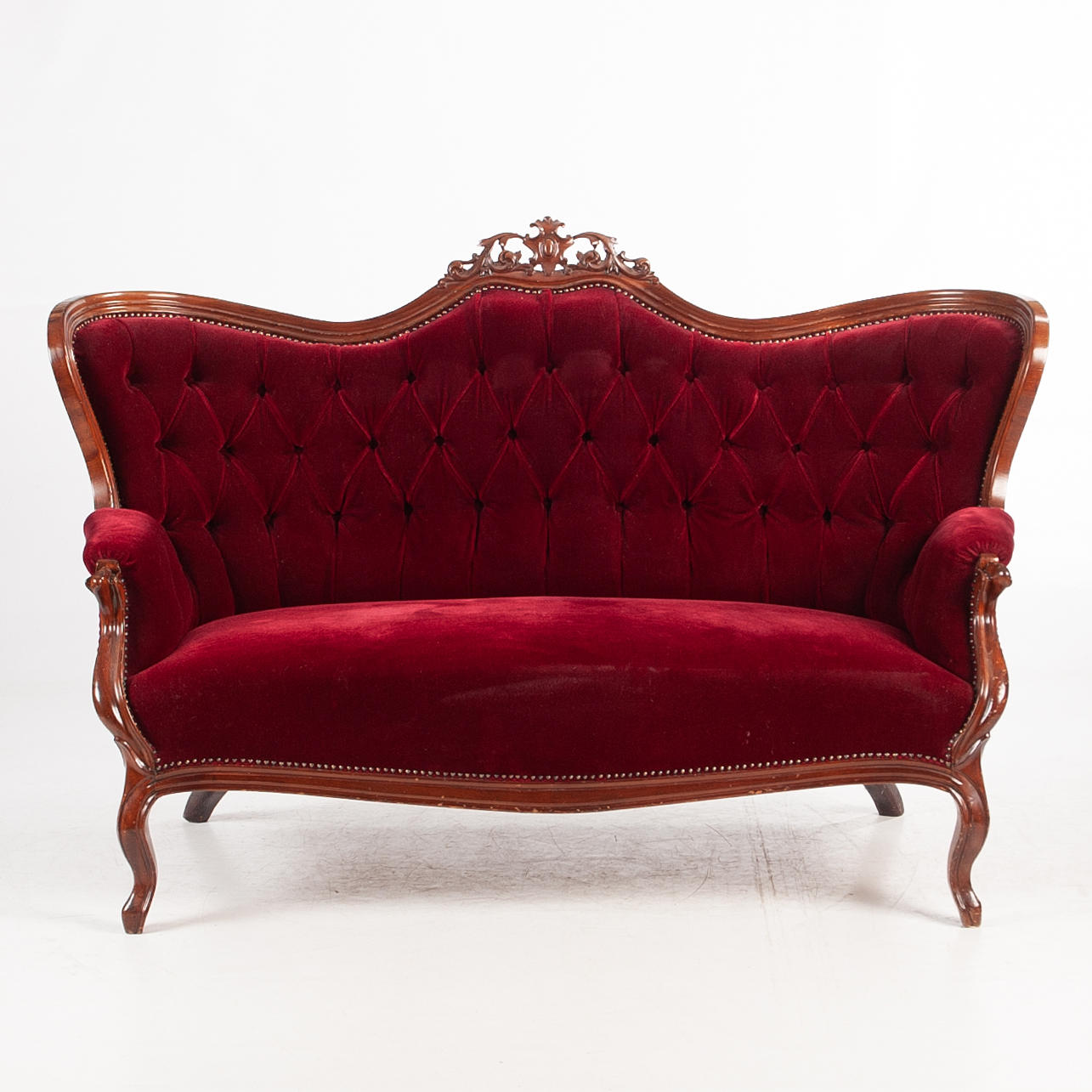 SOFFA, rokokostil, klädd i röd sammet.