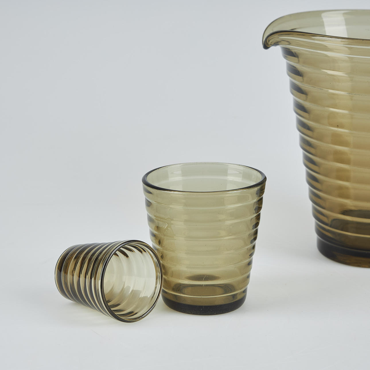 グラス・カップ・酒器 AINO AALTO Karhula LIGHT BROWN PAULIG AINO AALTO. A JUG AND TWO GLASSES, “Bölgeblick”, Karhula 1932-38