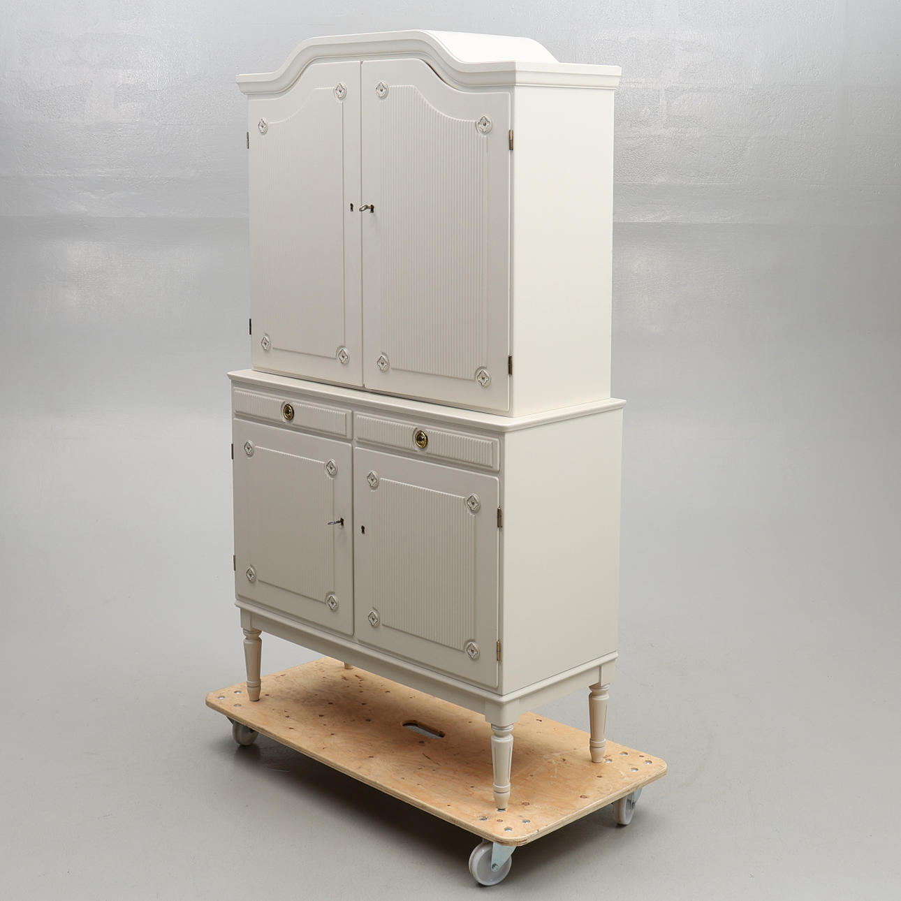 SKÅP. Gustaviansk stil, 1900-tal.