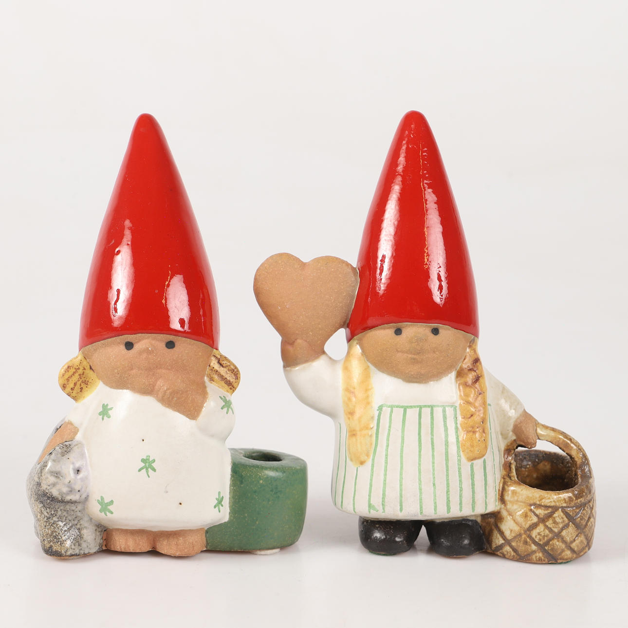 LISA LARSON. Figuriner, 2 stycken tomteflickor, keramik, K-studion.