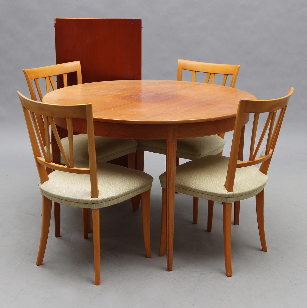 MATBORD "GULDHEDEN" och STOLAR "PYRAMID", 4 st, Carl Malmsten.