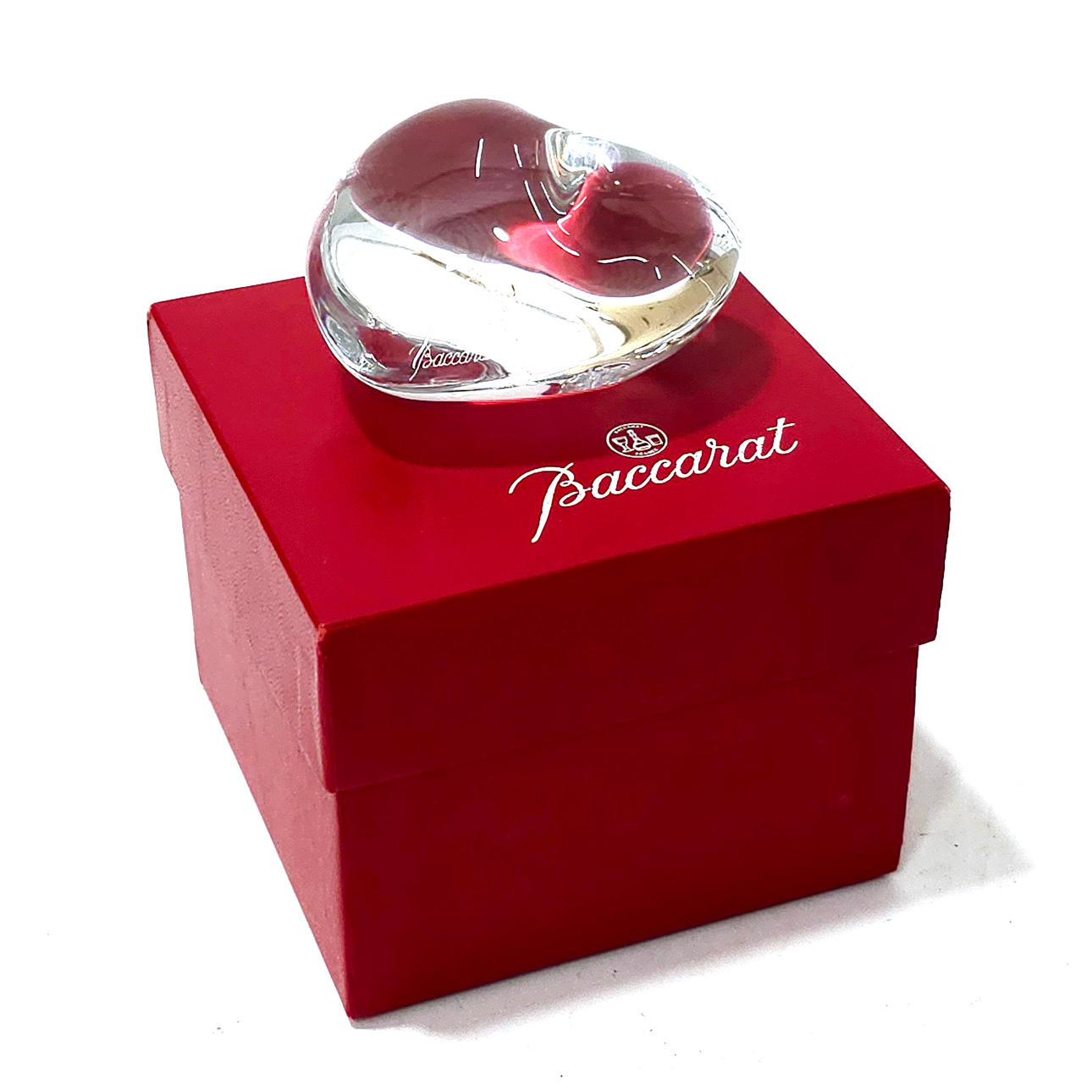 BACCARAT. BRIEFBESCHWERER MIT HERZ AUS GLAS.