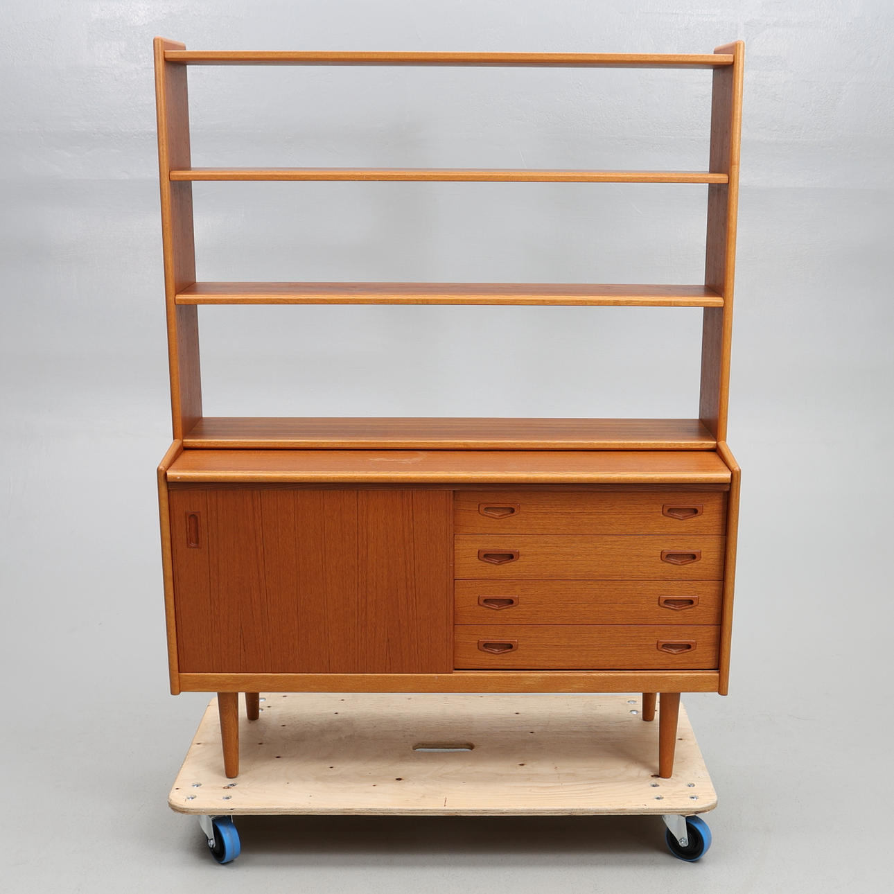 SHELF WITH WRITING CABINET. Teak, around the middle of the 20th century.