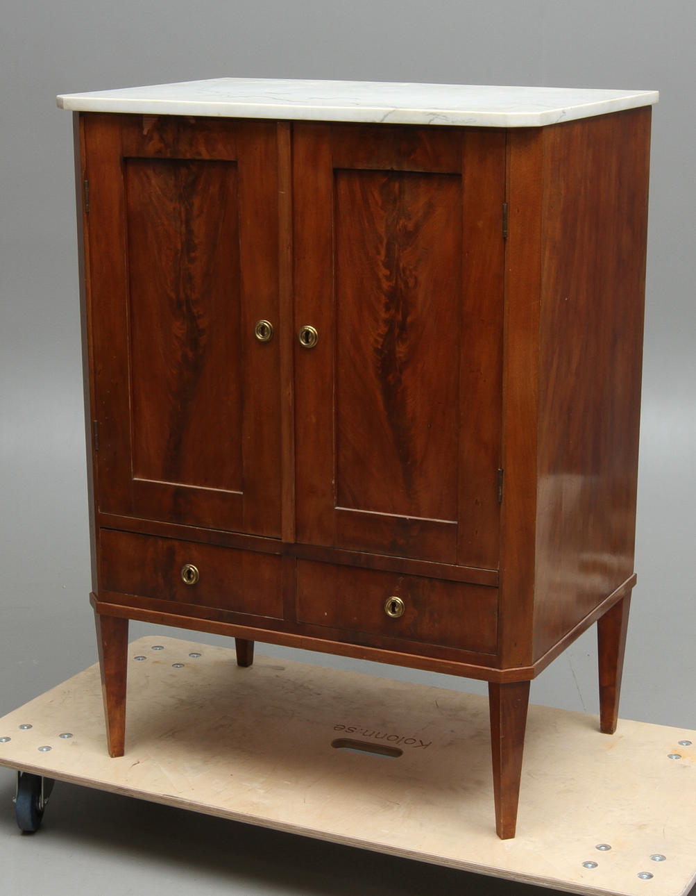 SKÅP med stenskiva, gustaviansk stil, 1800/1900-tal.