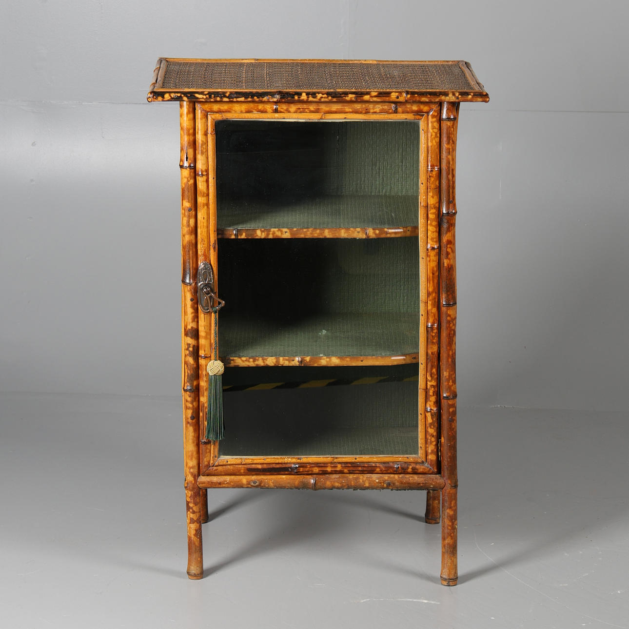 SKÅP, BAMBU, 1900-TAL.