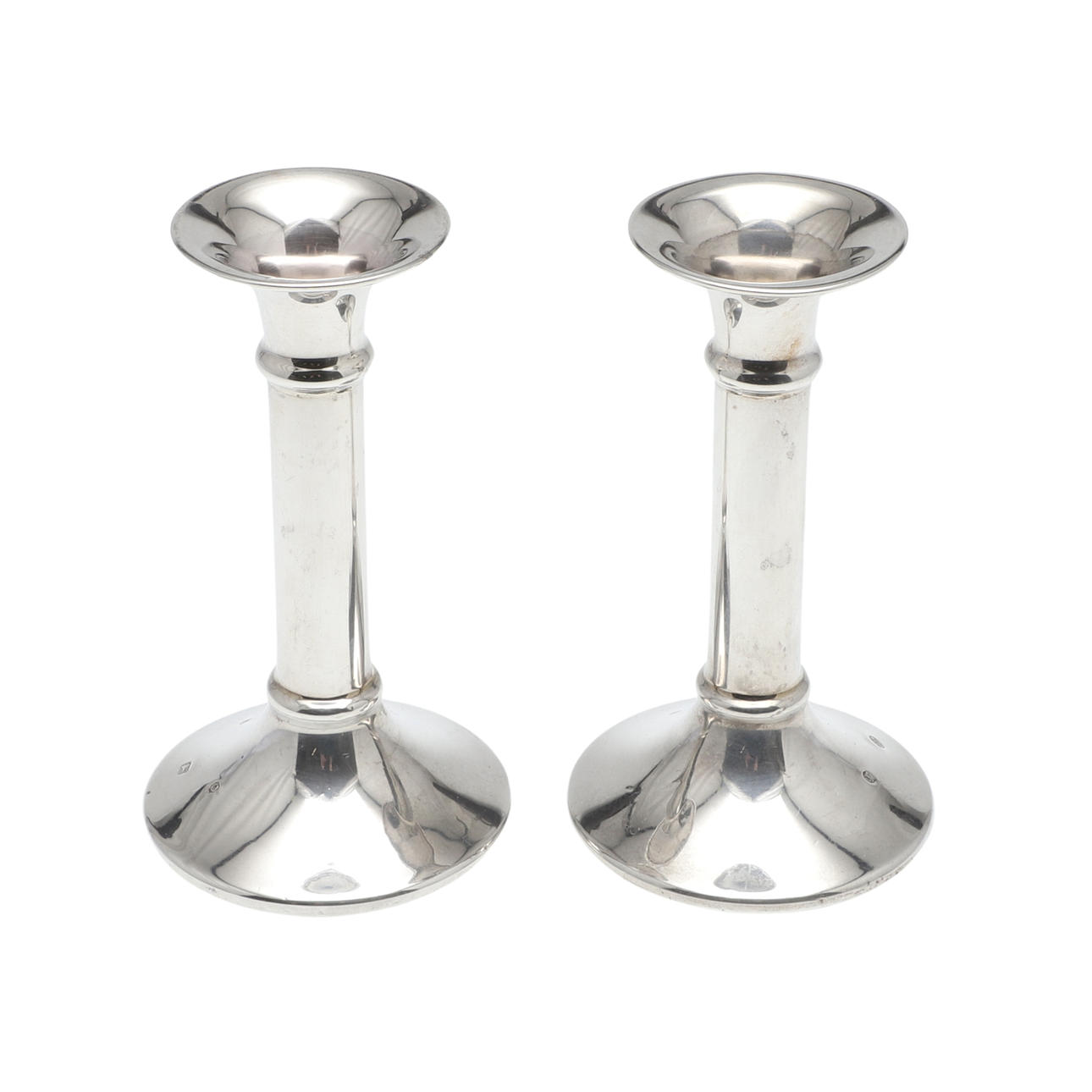 ETT PAR FYLLDA SILVERFÄRGADE LJUSSTAKAR.