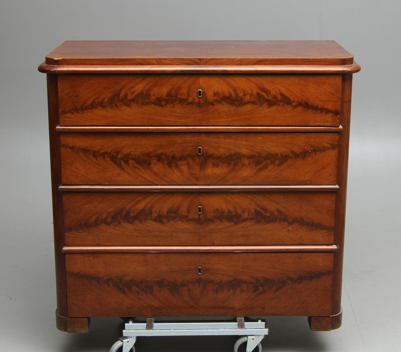 BYRÅ MED SKRIVINREDNING, 1800-talets slut.