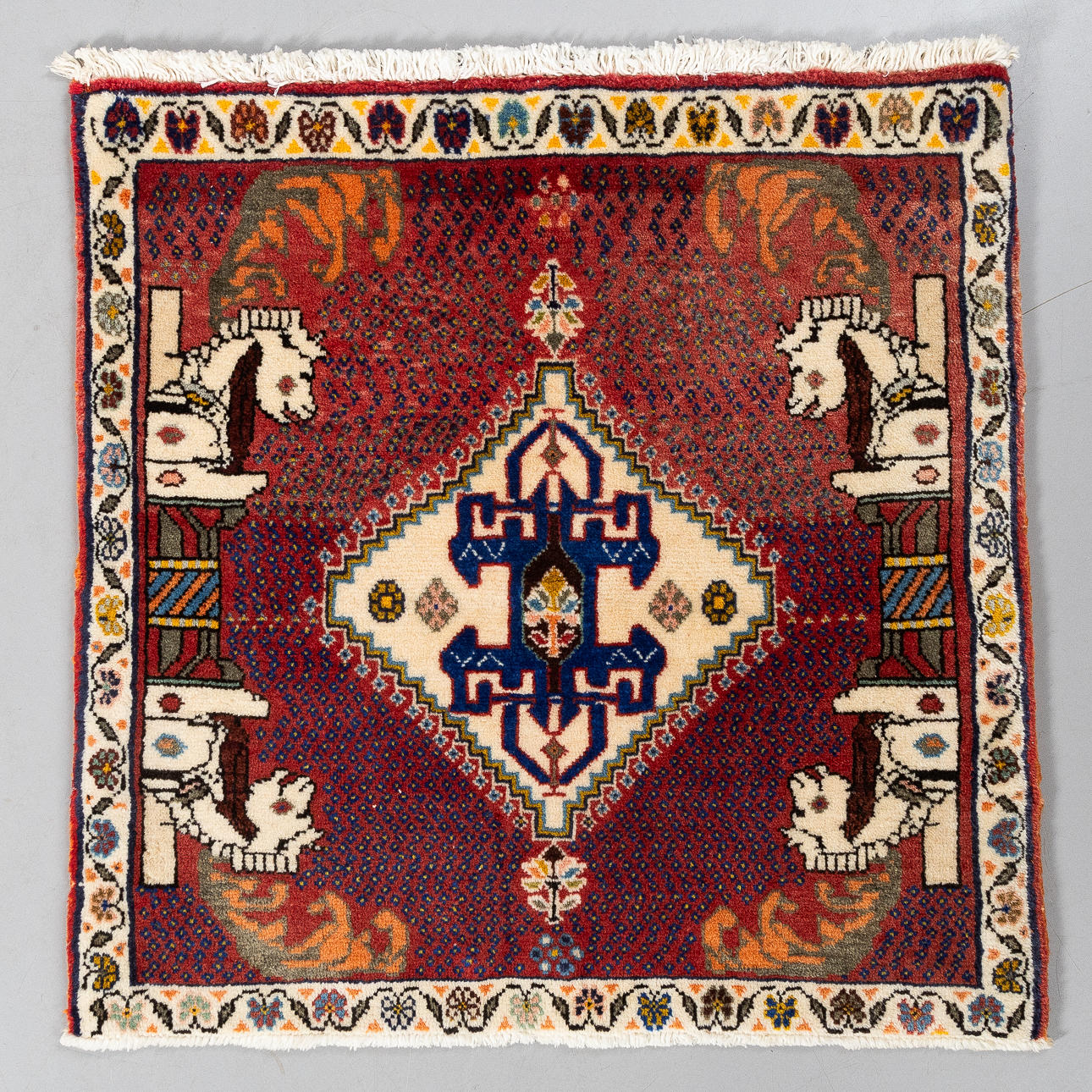 Ein orientalischer Gebetsteppich, ca. 64 x 63 cm groß.