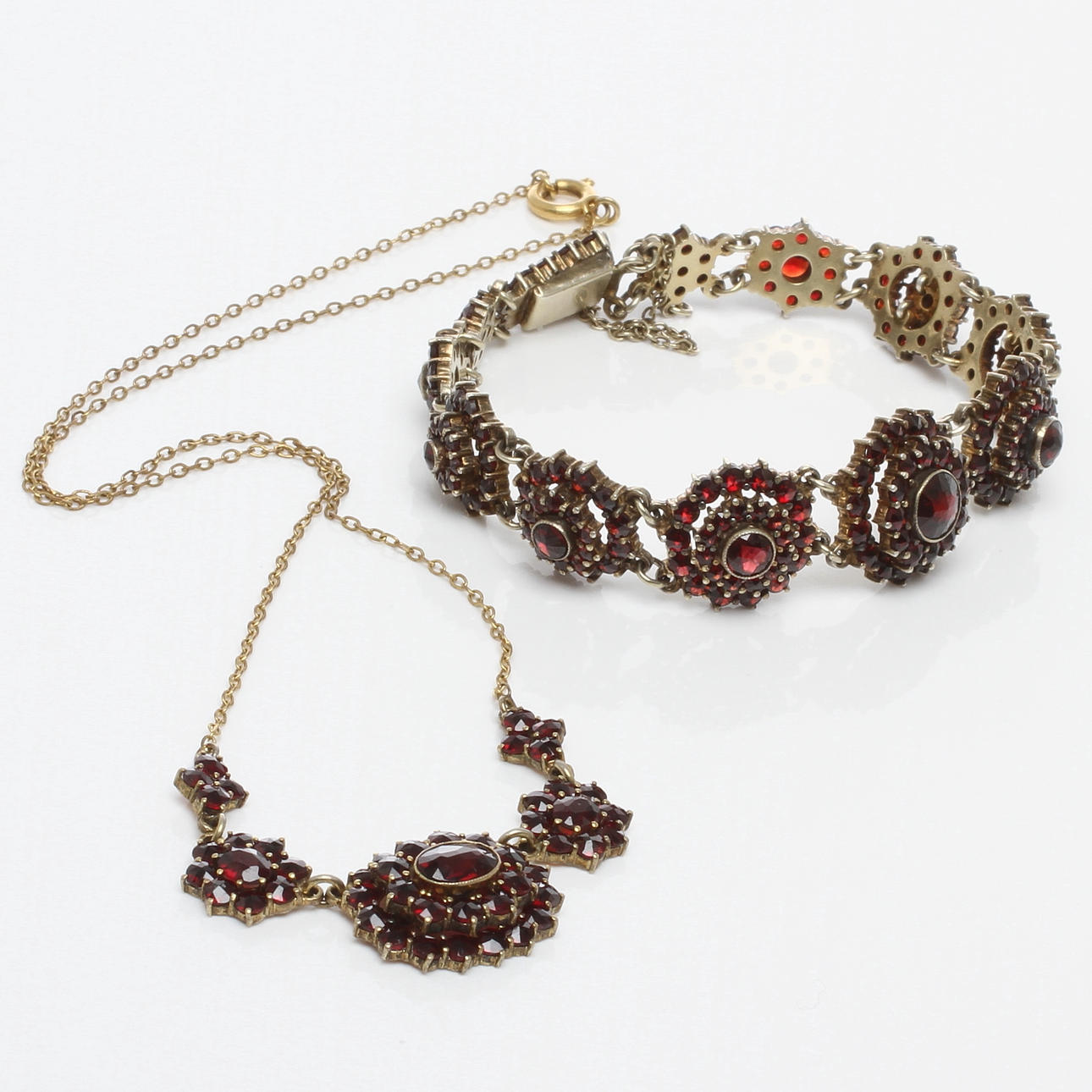 HALSBAND mässing samt ARMBAND silver, 1900-tal.