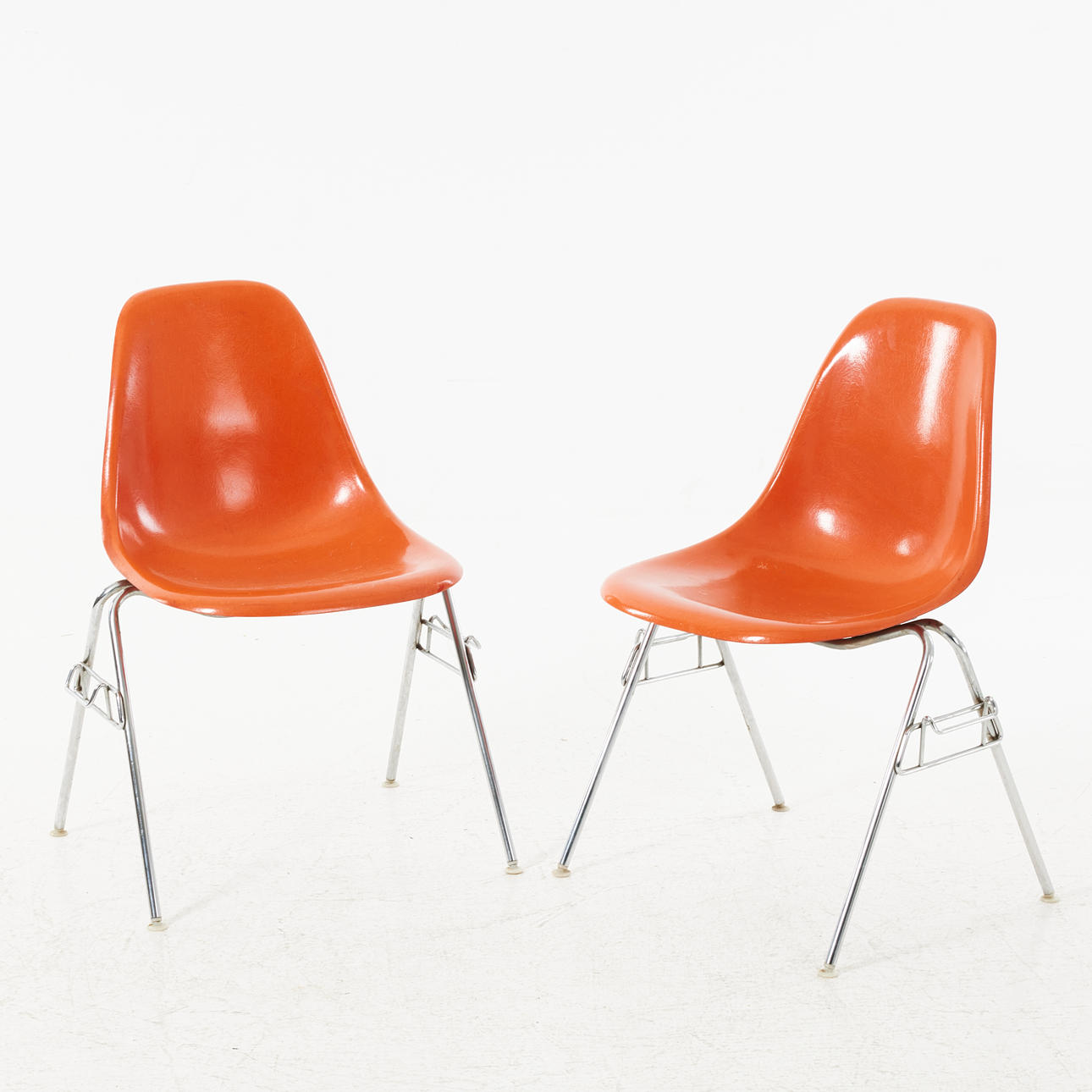 CHARLES & RAY EAMES. Stole, 2 stk, DSS, stabelbar, orange glasfiber, krom.