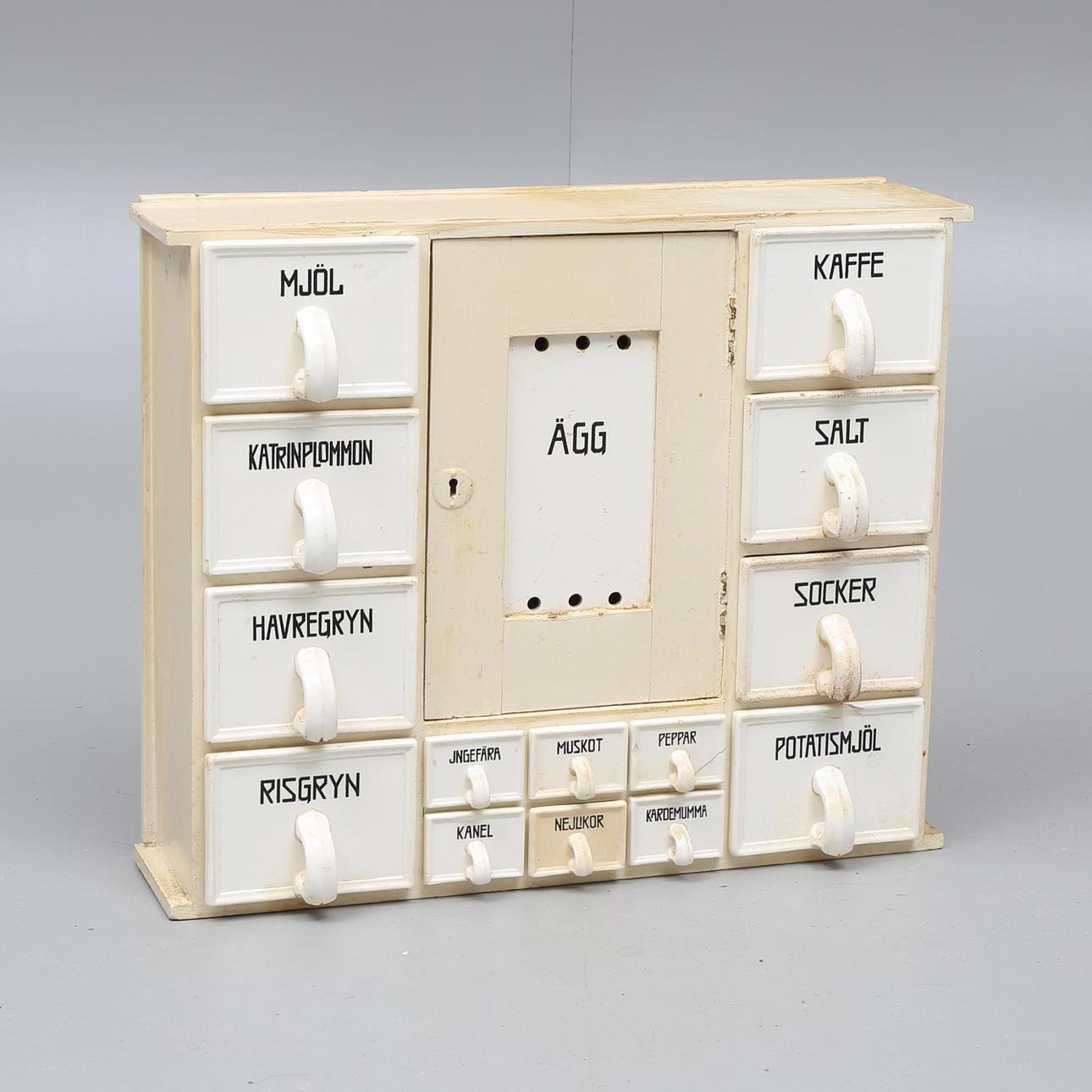 KRYDDHYLLA, porslin och trä, 1900-talets mitt.